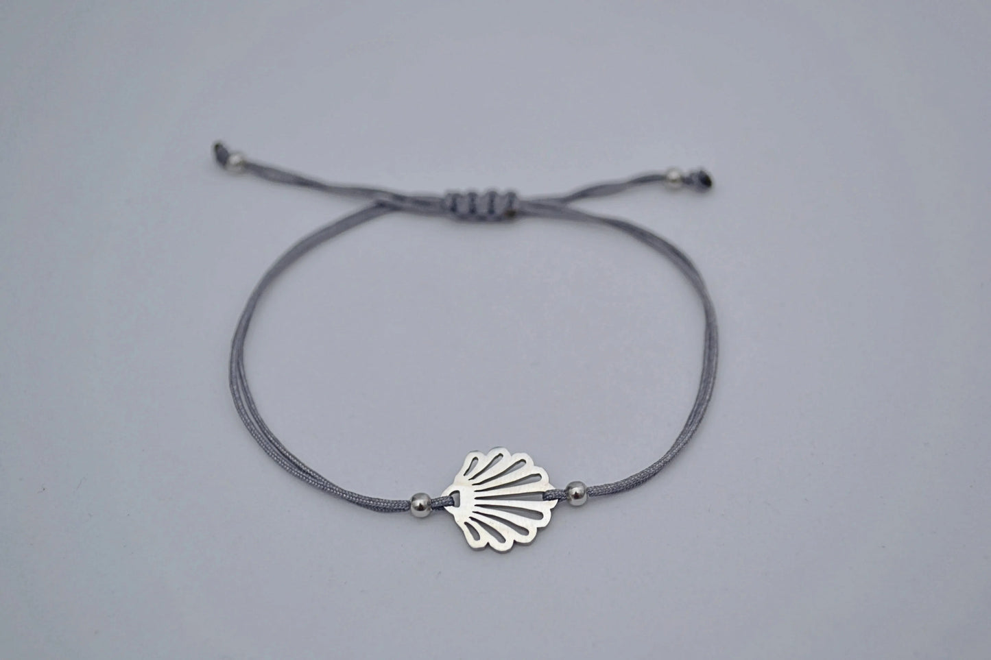 Silbernes Muschelarmband Edelstahl mit grauem Band
