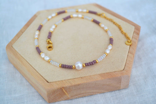 Choker Kette mit Süßwasserperlen und lilanen, durchsichtigen und goldenen Glasperlen