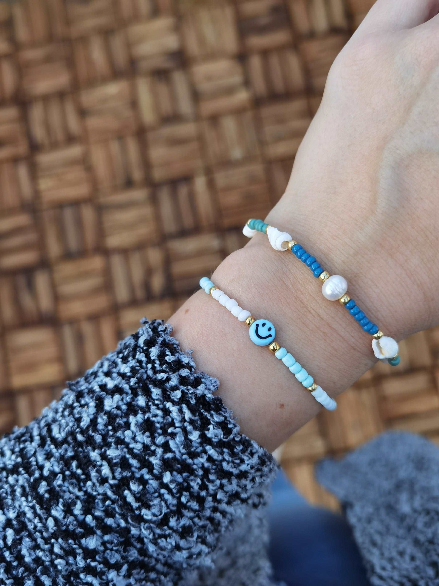 Tragefoto Smiley Armband und Muschel Armband in Blautönen