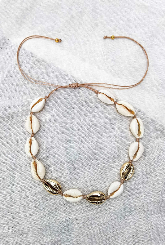 Kauri Muschelkette mit goldenen und weißen Muscheln