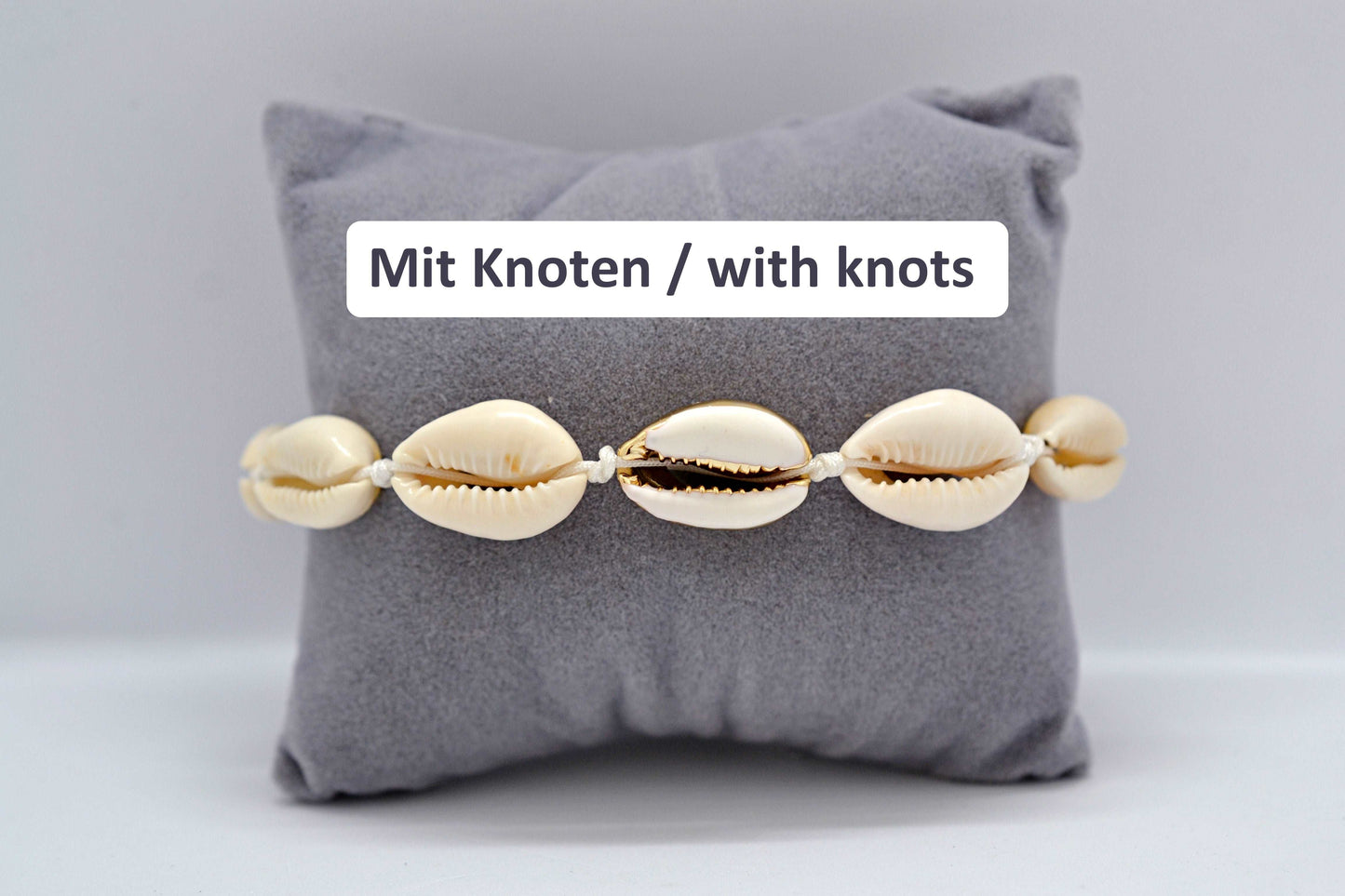 Nahaufnahme Muschelkette mit Knoten auf einem Schmuckkissen