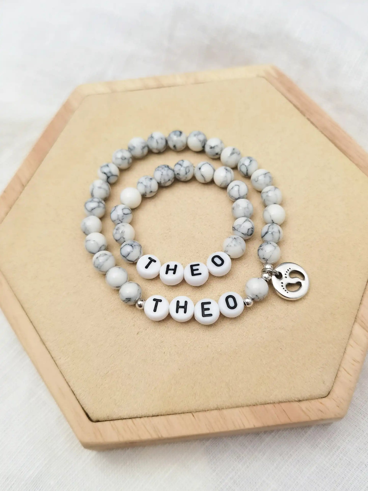 Mutter Baby Armband Set mit Aufschrift Theo mit silbernen Metall Elementen - Als Geschenk zur Geburt oder zum Muttertag