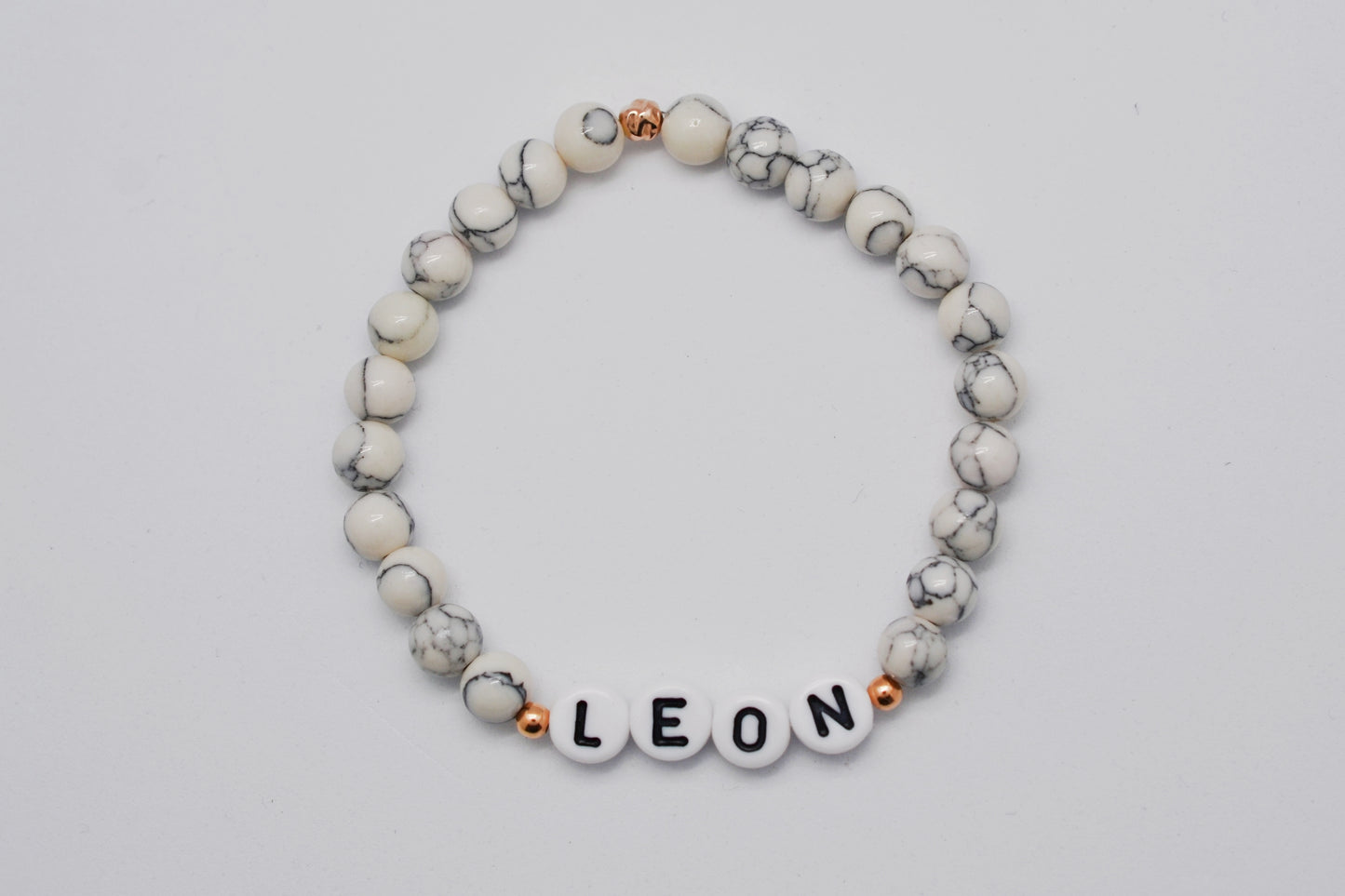 Personalisierbares Namensarmband in Marmoroptik mit dem Namen "Leon" Geschenkidee für Mütter