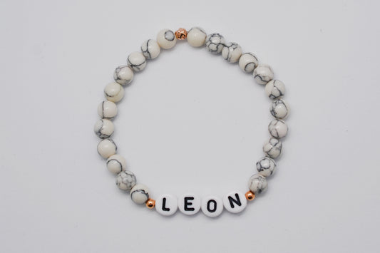 Personalisierbares Namensarmband in Marmoroptik mit dem Namen "Leon"  Geschenkidee für Mütter