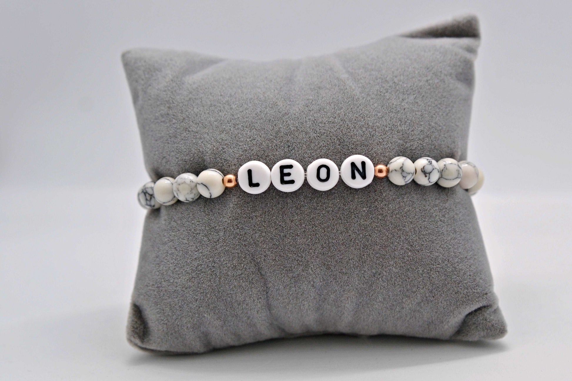 Personalisiertes Namensarmband mit Perlen in Marmoroptik mit dem Namen "Leon" - Geschenkidee zur Geburt