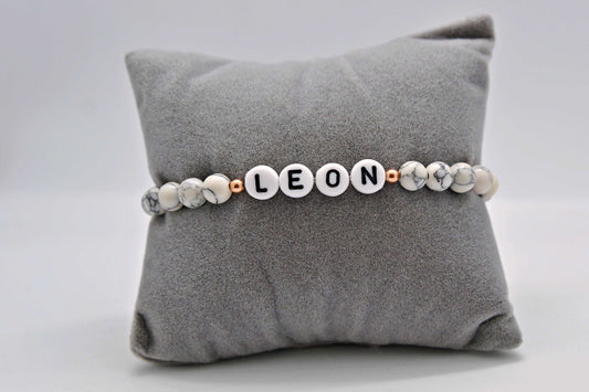 Personalisiertes Namensarmband mit Perlen in Marmoroptik mit dem Namen "Leon" - Geschenkidee zur Geburt