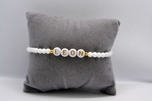 Personalisiertes Buchstaben Armband mit weißen Jadeperlen und weiß goldenen Buchstabenperlen mit dem Namen "Leon"