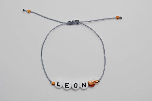 Personalisiertes Buchstaben Armband mit dem Namen Leon und einer Herzperle in roségold - Geschenkidee für Mamas