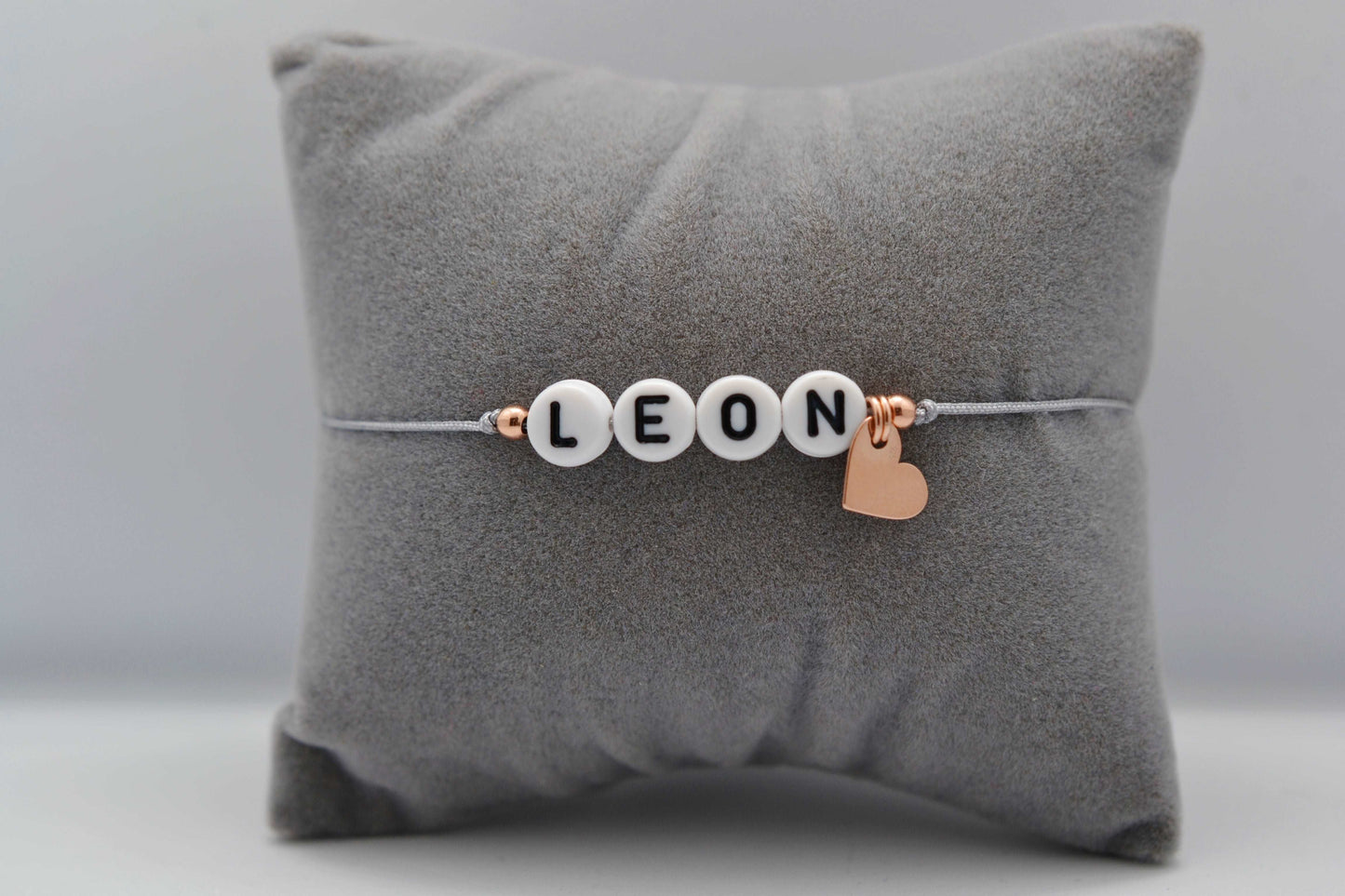 Personalisiertes Namensarmband mit Herzanhänger mit dem Namen "Leon" - Ideal als Geschenk zur Geburt