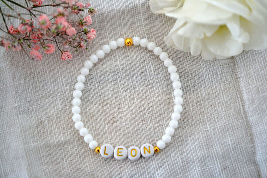 Personalisiertes Namensarmband mit weißen Jadeperlen und weiß goldenen Buchstabenperlen mit dem Namen "Leon"
