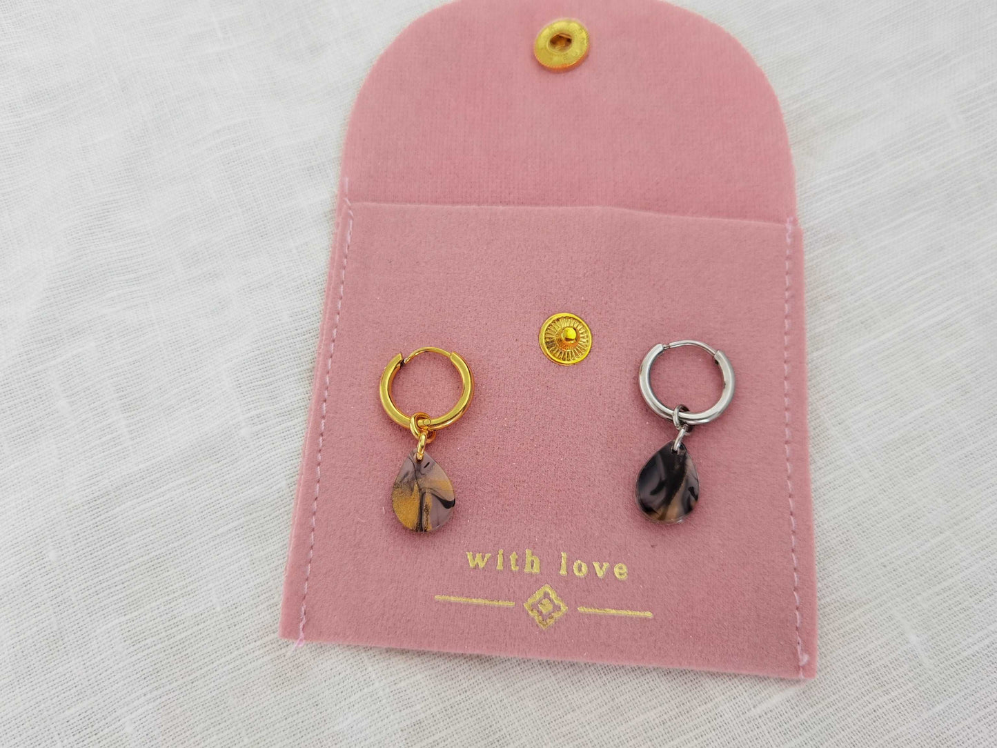 Edelstahl Creolen mit Resin Anhänger auf rosa Schmuckverpackung