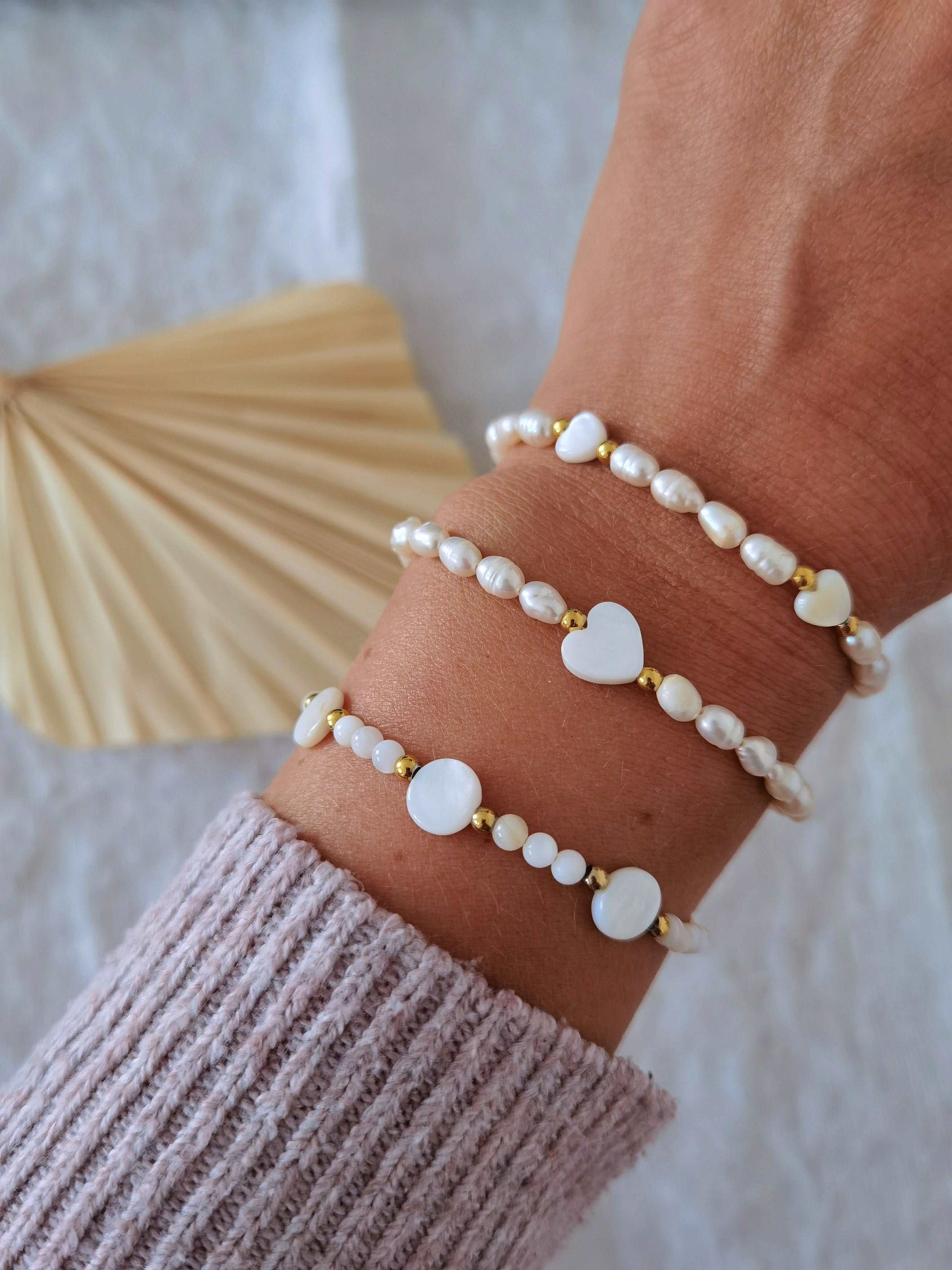 Tragefoto drei Perlenarmbänder mit Süßwasserperlen und Perlmutt Elementen