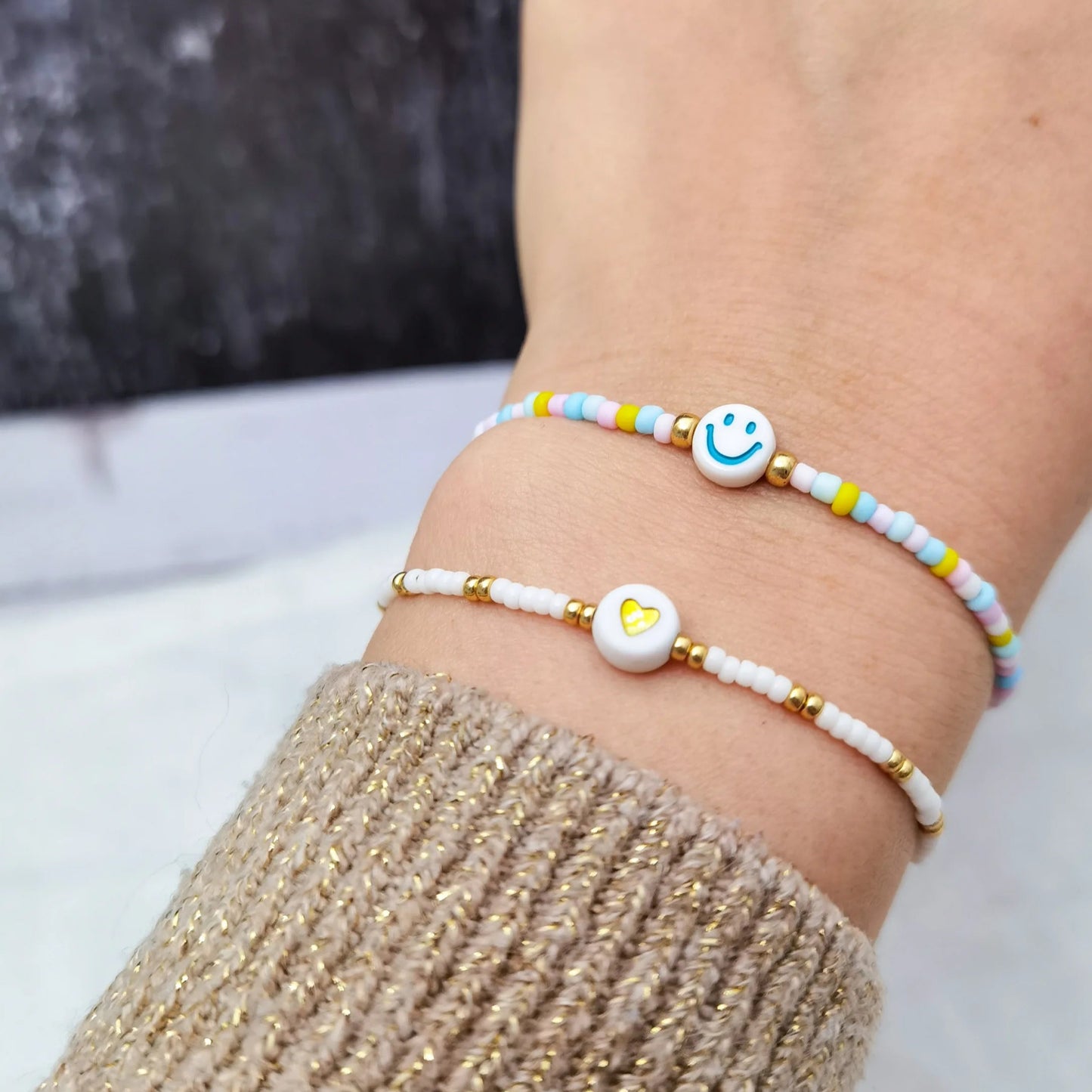 Tragefoto Herz Armband gold weiß und Smiley Armband pastellfarben