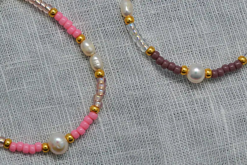 Bunter Perlenchoker in lila und rosa, Nahaufnahme