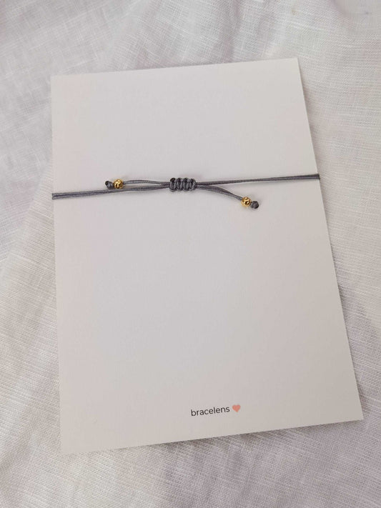 Leere Postkarten Rückseite mit Logo Aufdruck und Rückseite eines Armbandes