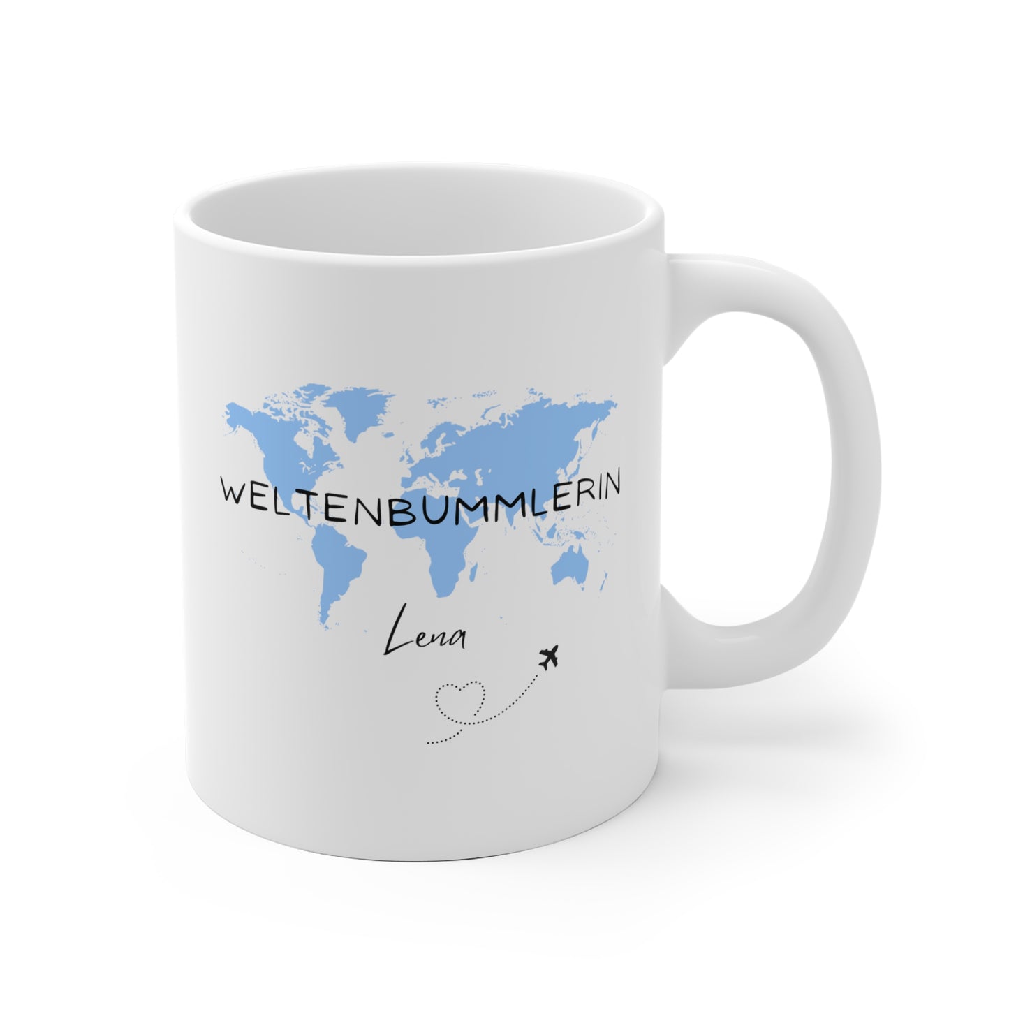 Weiße Tasse mit blauer Weltkarte und Aufschrift "Weltenbummlerin Lena" vor weißem Hintergrund