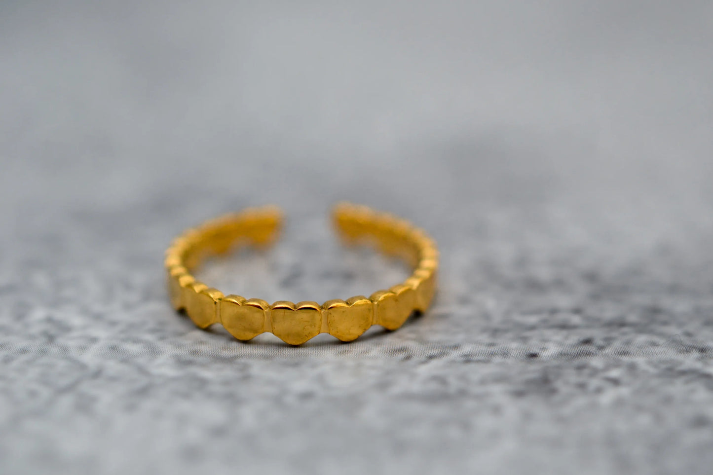Goldener Herzchen Ring im Makro Fokus aufgenommen