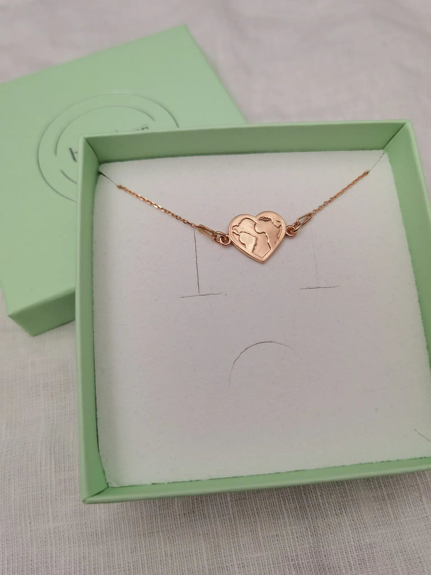 Roségoldenes Herz Weltkarte Armband in mintgrüner bracelens Schmuckschachtel