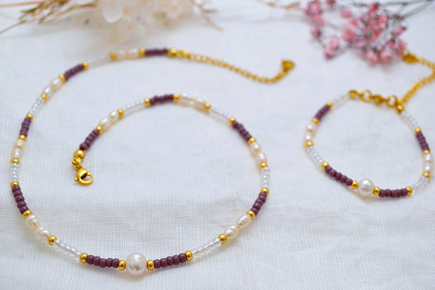 Schmuck Set für Damen mit einer Kette und einem Armband mit Süßwasserperlen und lilanen, goldenen und durchsichtigen Glasperlen