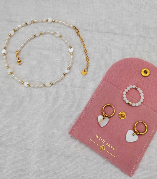 Kette, Ring und Ohrringe zum Valentinstag. Alle weiß / gold