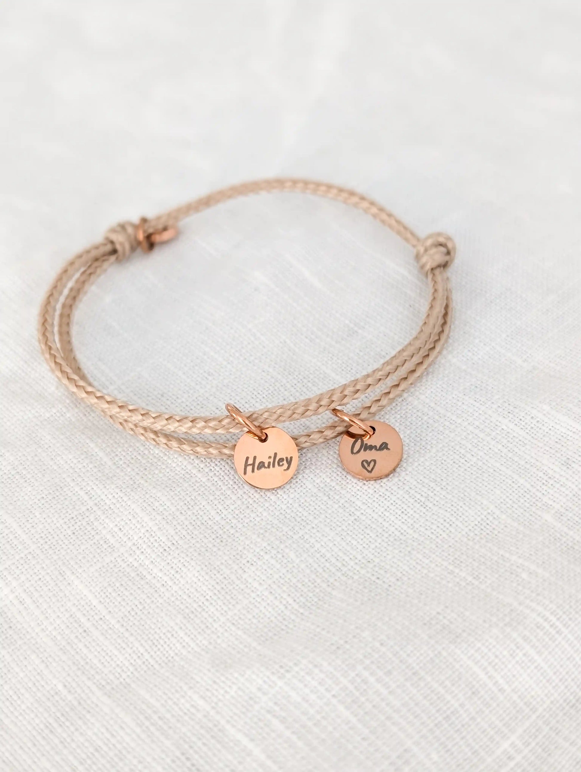 Segeltau Armband mit Gravur für Damen - beiges Armband mit zwei roségoldenen Anhängern