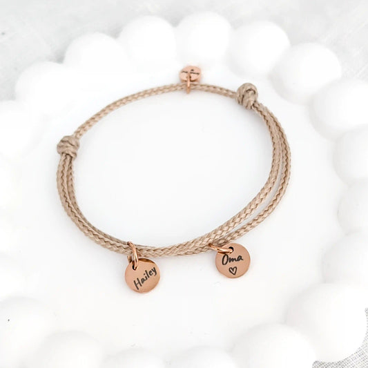 Beiges Segeltau Armband mit drei roségoldenen Gravur Anhängern für Damen - personalisiertes Armband für Oma