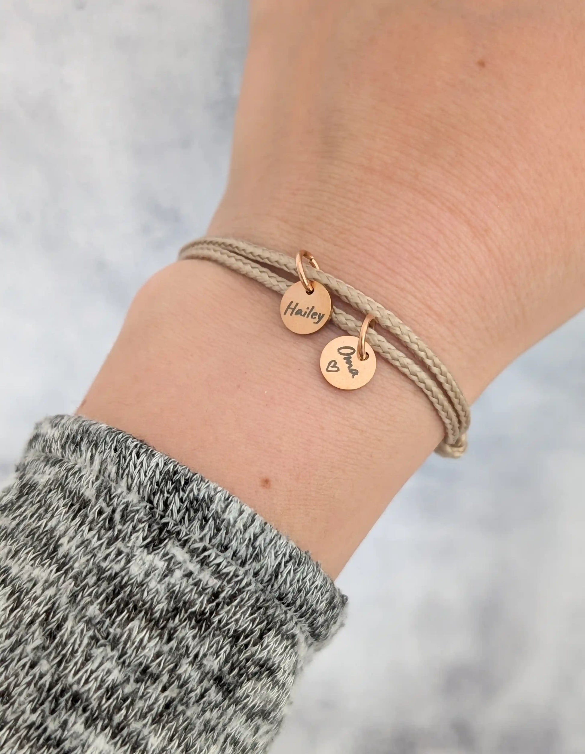 Tragefoto Segeltau Armband mit zwei Gravur Anhängern mit Aufschrift "Hailey" und "Oma"