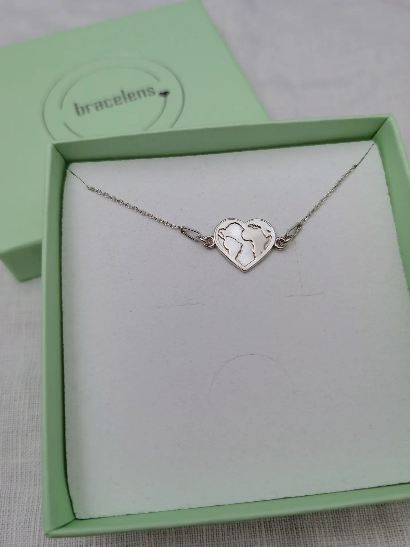 Silbernes Herz Weltkarte Armband in mintgrüner bracelens Schmuckschachtel