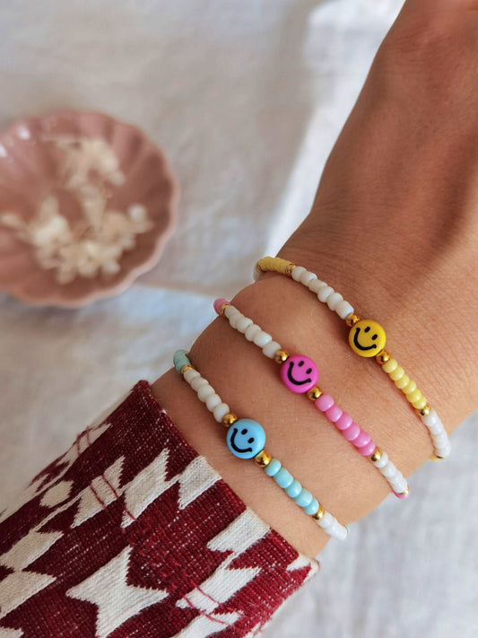 Tragefoto buntes Smiley Armband in blau, rosa und gelb