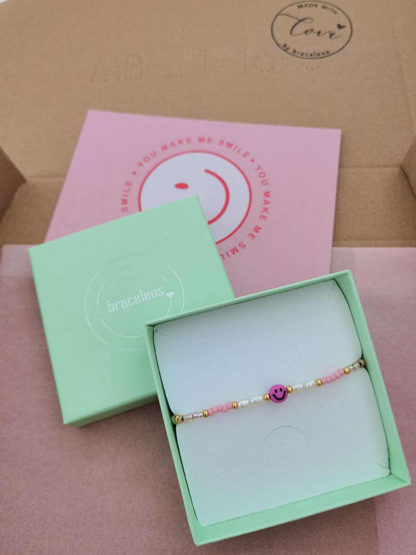 Rosa Smiley Armband mit Süßwasserperlen in Schmuckschachtel