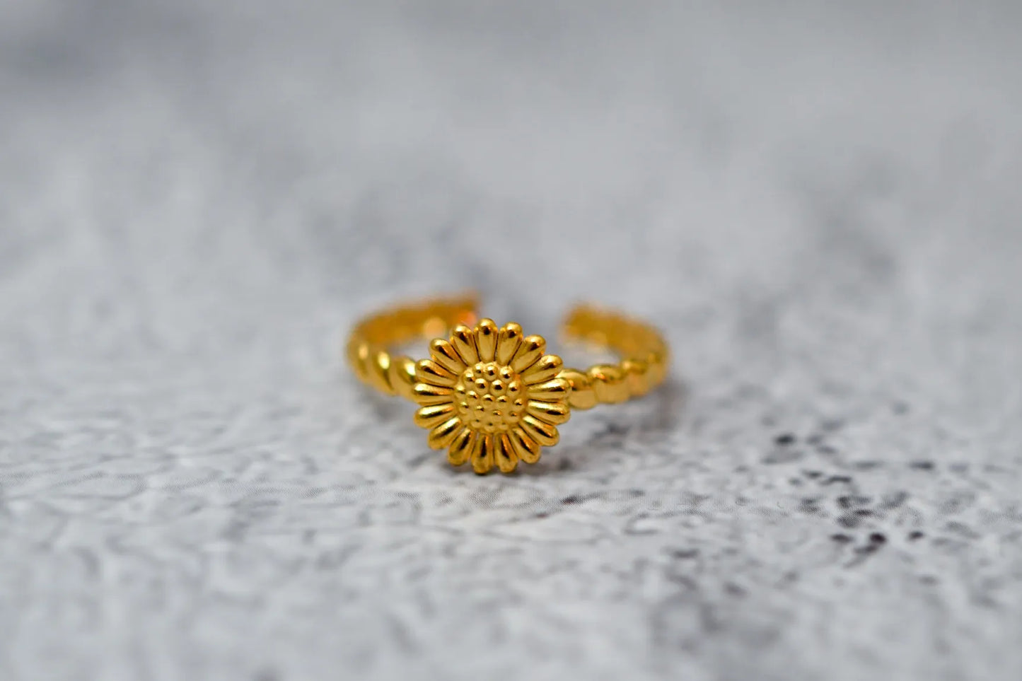 Nahaufnahme eines goldenen Sonnenblume Rings. Ring hinten offen, da größenverstellbar