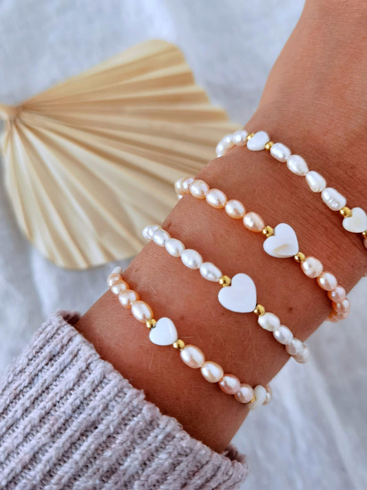 Tragefoto vier Süßwasserperlen Armbänder rosa und weiß mit Perlmutt Herzen
