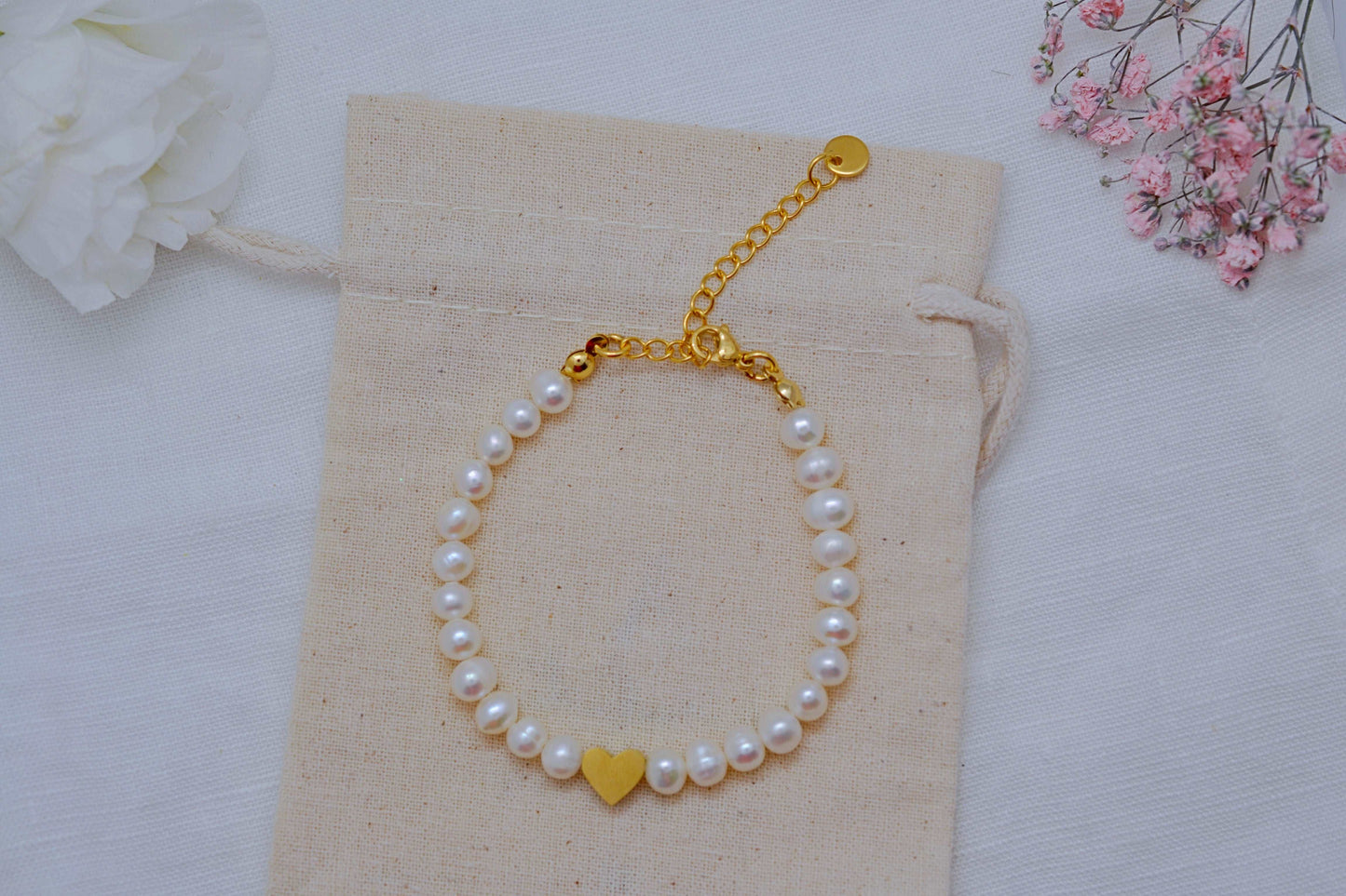 Weißes Süßwasserperlen Armband mit einem goldenen Edelstahl Herz