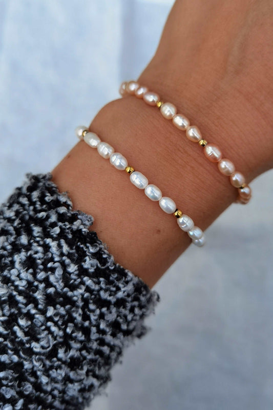 Tragefoto Süßwasserperlenarmband in rosa und weiß jeweils mit kleinen goldenen Perlen als Akzent
