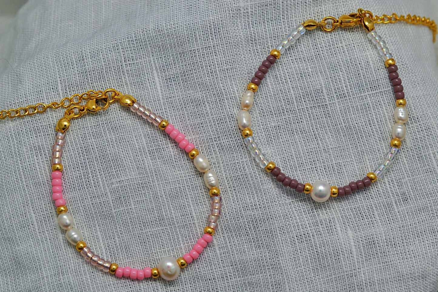 1 Süßwasserperlenarmband in rosa und 1 Süßwasserperlenarmband in lila