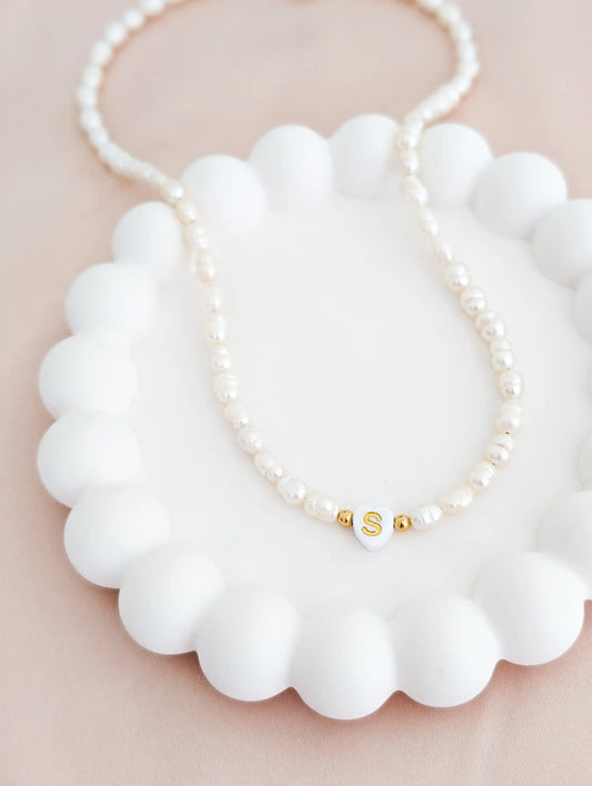 Initialen Kette mit weißen Süßwasserperlen und einer herzförmigen Perle mit einem goldenen "S" - Geschenkidee zum Jahrestag