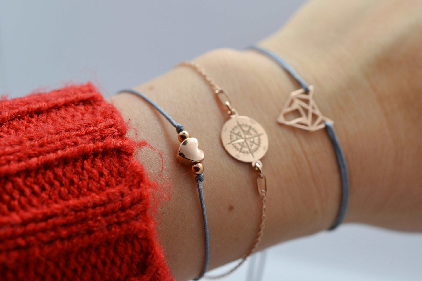 Tragefoto Herz Armband roségold mit grauem Band, Kompass Armkettchen roségold, Fuchs Armband roségold mit grauem Band