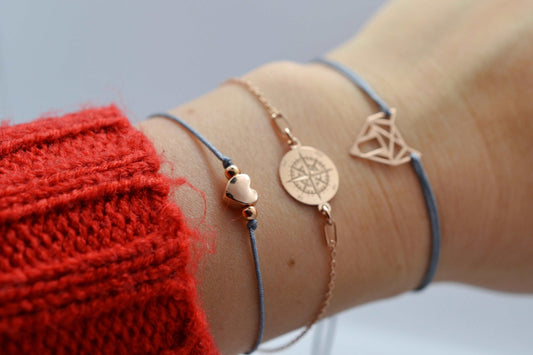 Tragefoto Herz Armband roségold mit grauem Band, Kompass Armkettchen roségold, Fuchs Armband roségold mit grauem Band