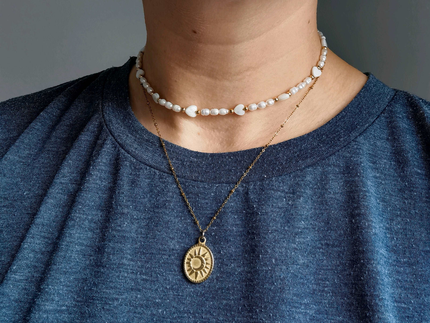 Tragefoto Süßwasserperlen Kette mit Herzen und Mondkette gold