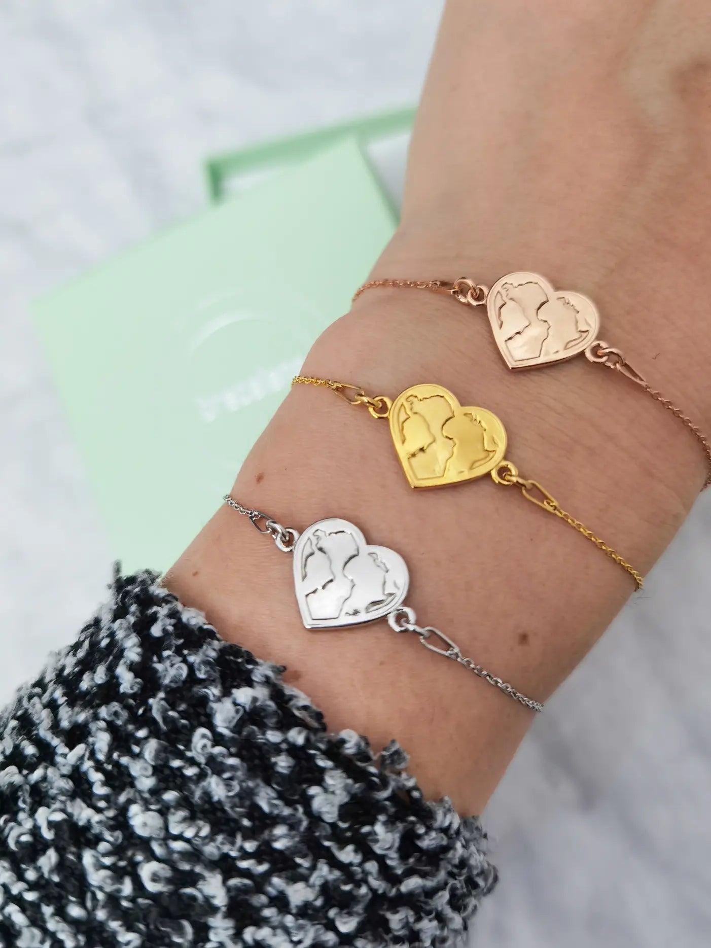 Tragefoto Herz Weltkarte Armband in silber, gold und roségold