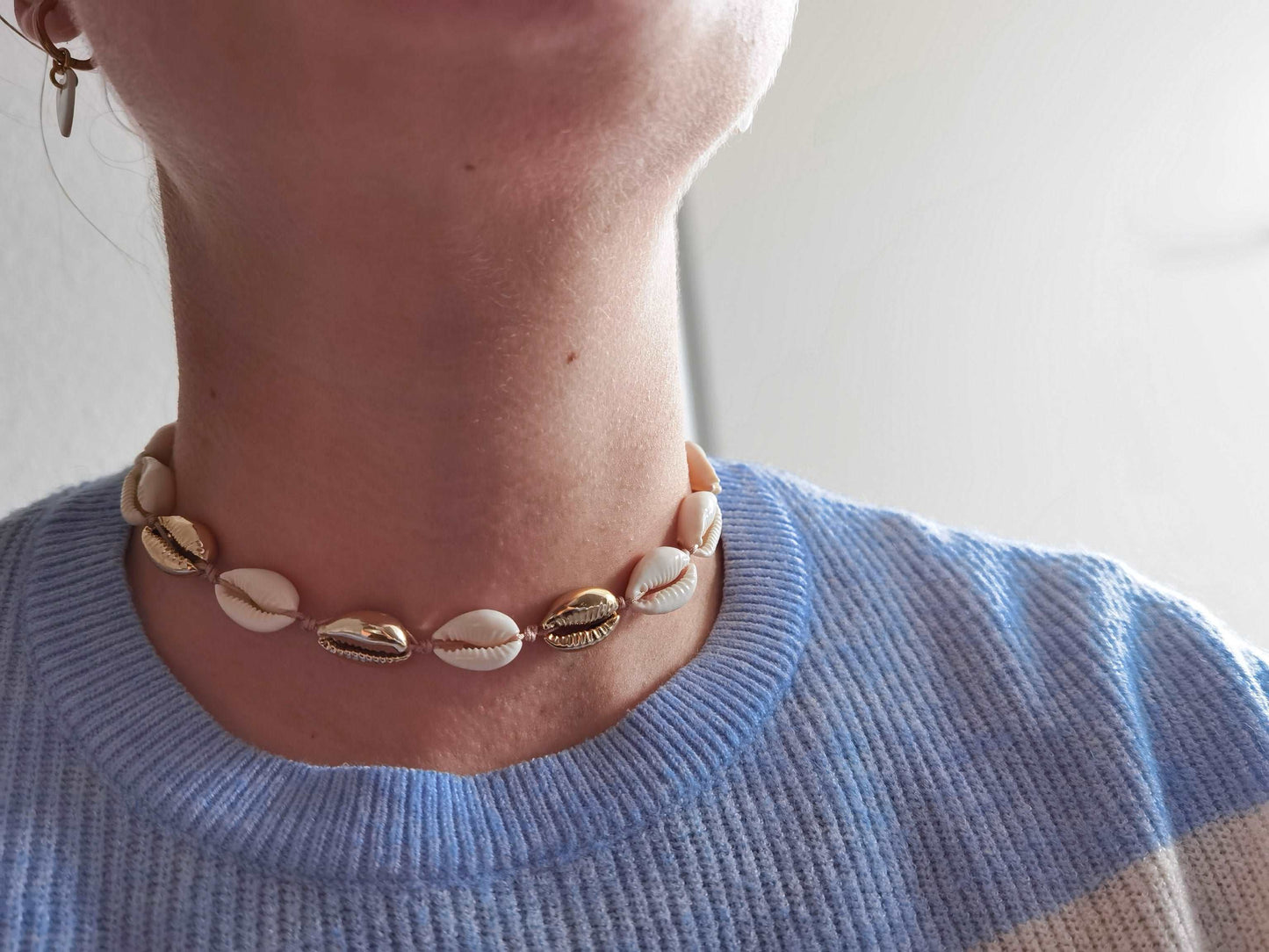 Tragefoto Kauri Muschel Choker mit goldenen und weißen Muscheln