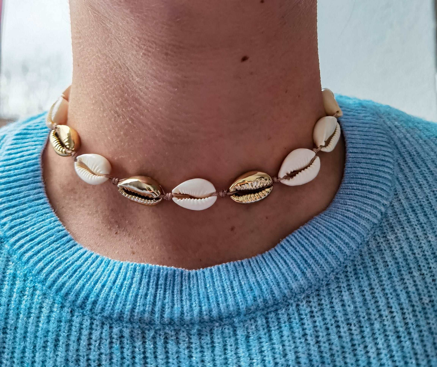 Tragefoto Muschel Choker mit weißen und drei goldenen Muscheln