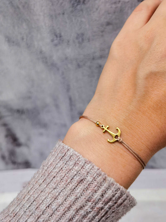 Tragefoto goldenes Anker Armband mit beigem Band