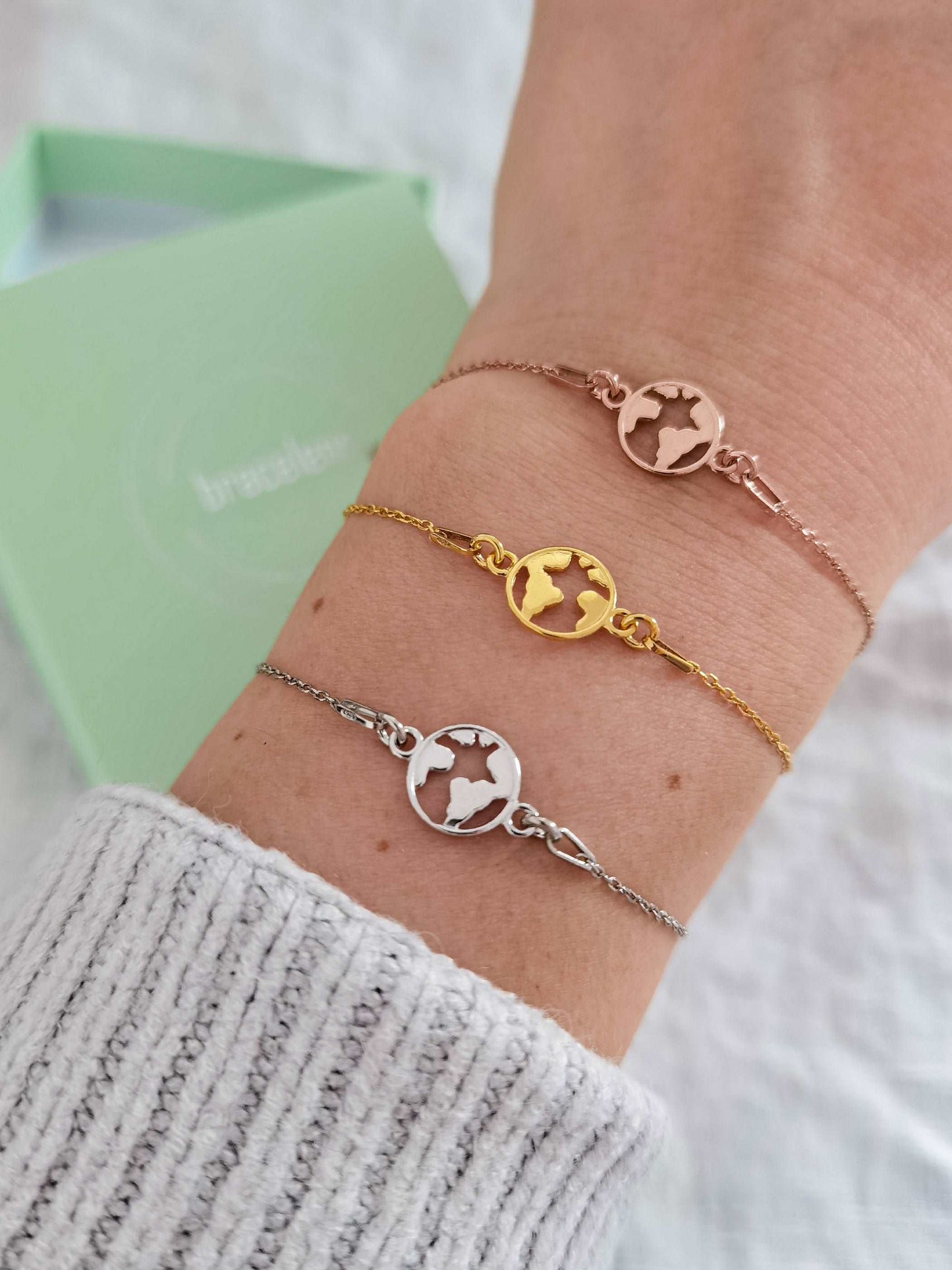 Tragefoto drei Weltkarte Armbänder in silber, gold und roségold