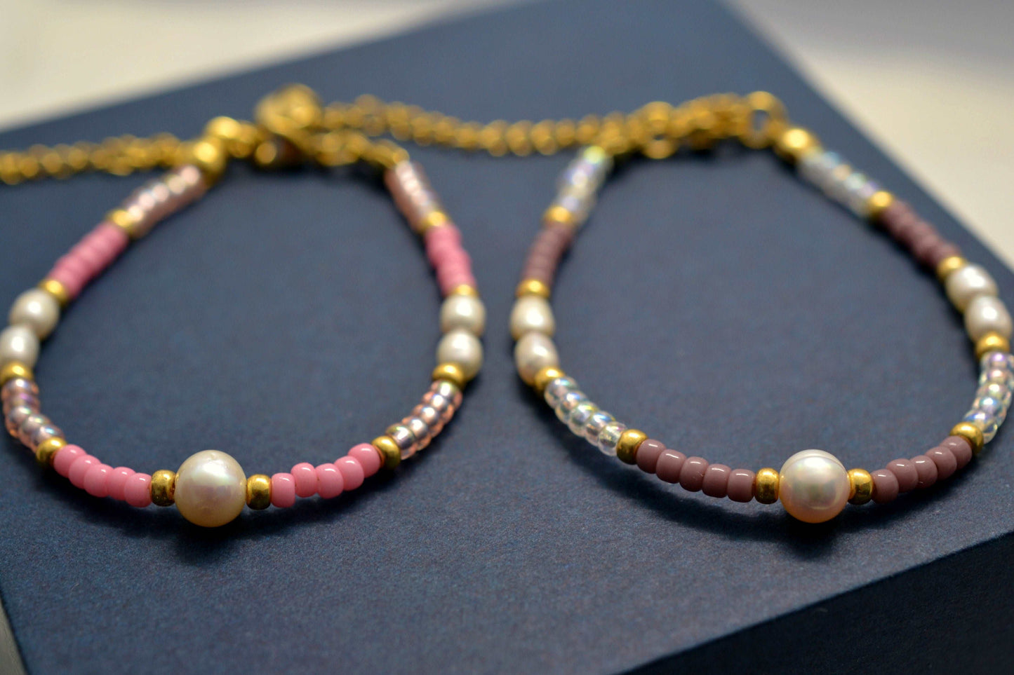 Nahaufnahme Süßwasserperlenarmbänder rosa und lila