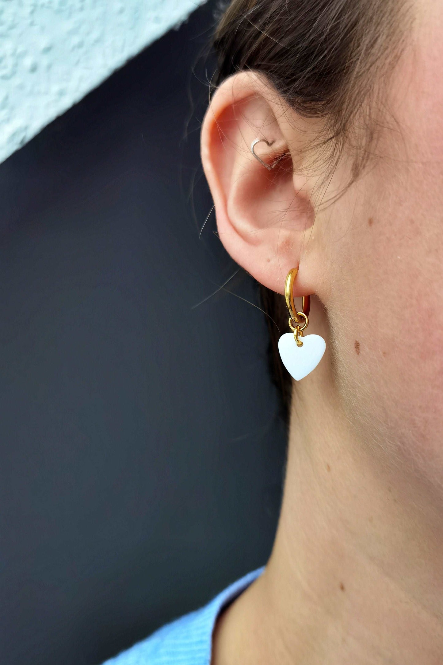 Tragefoto goldene Edelstahl Creole mit Herz Anhänger