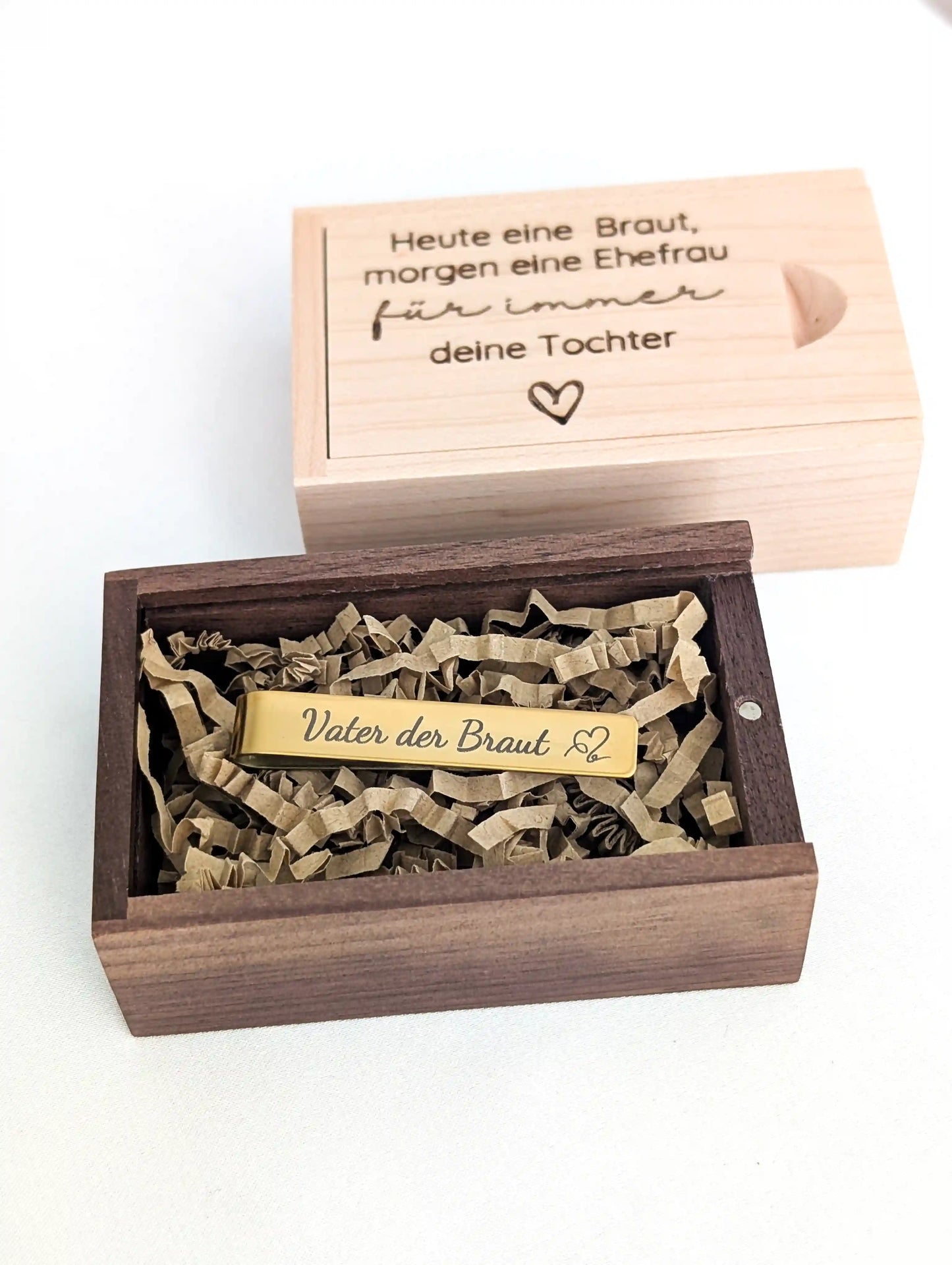 Personalisierte Krawattennadel zur Hochzeit in einer gravierten Holzbox - Geschenke für Männer