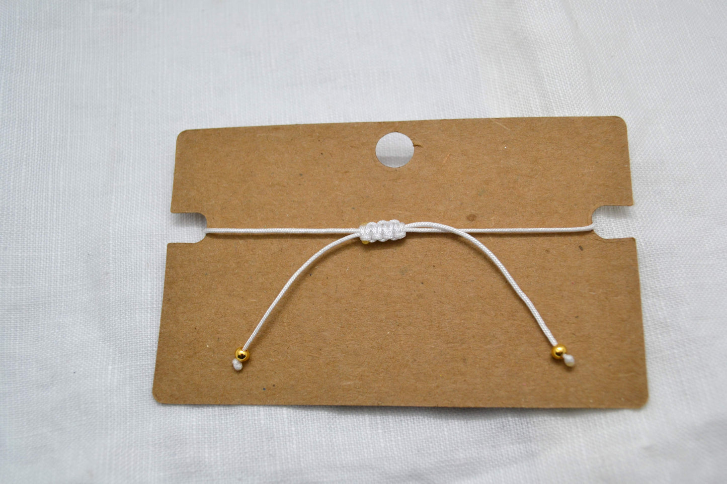 Makramee Verschluss weißes Armband mit zwei goldenen Perlen