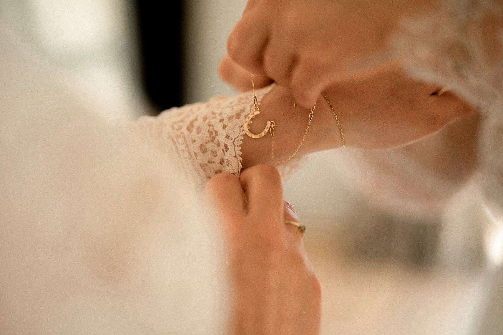 Hochzeit Hufeisen Armband wird der Braut angelegt