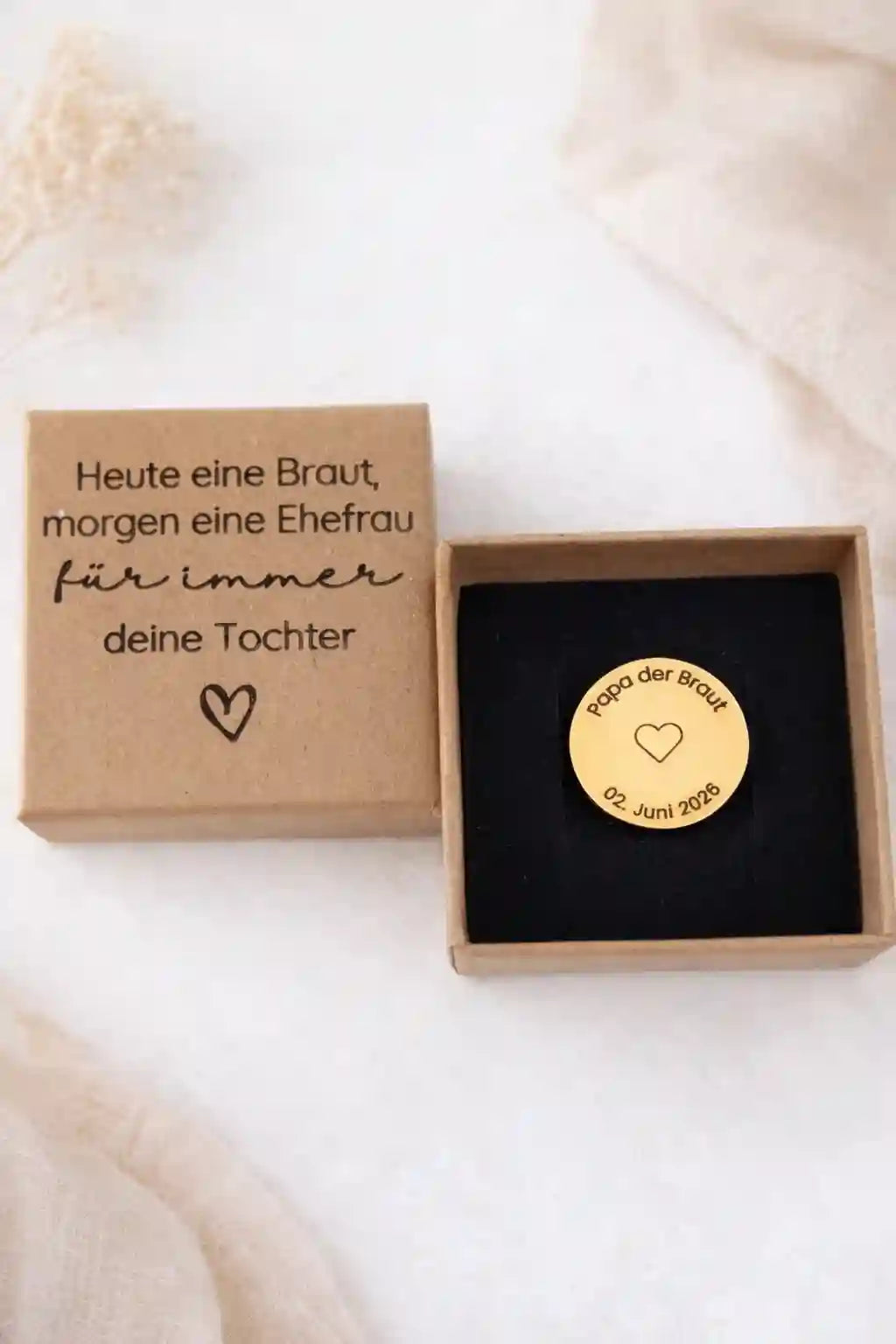 Personalisierter Hochzeits-Anstecker in Kartonbox mit Gravur auf dem Deckel, auf weißem Hintergrund